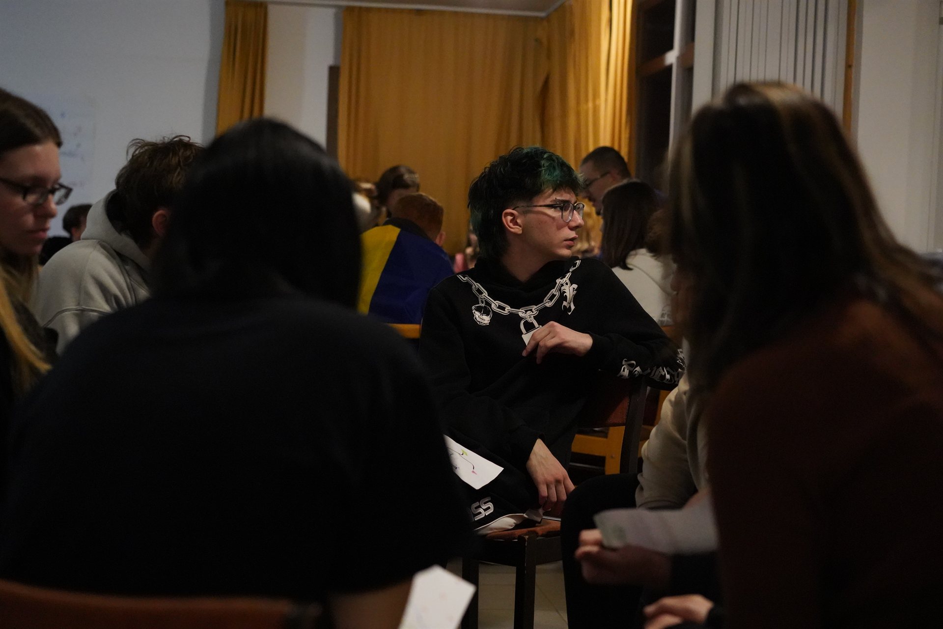 Two participants deep in a one-to-one conversation