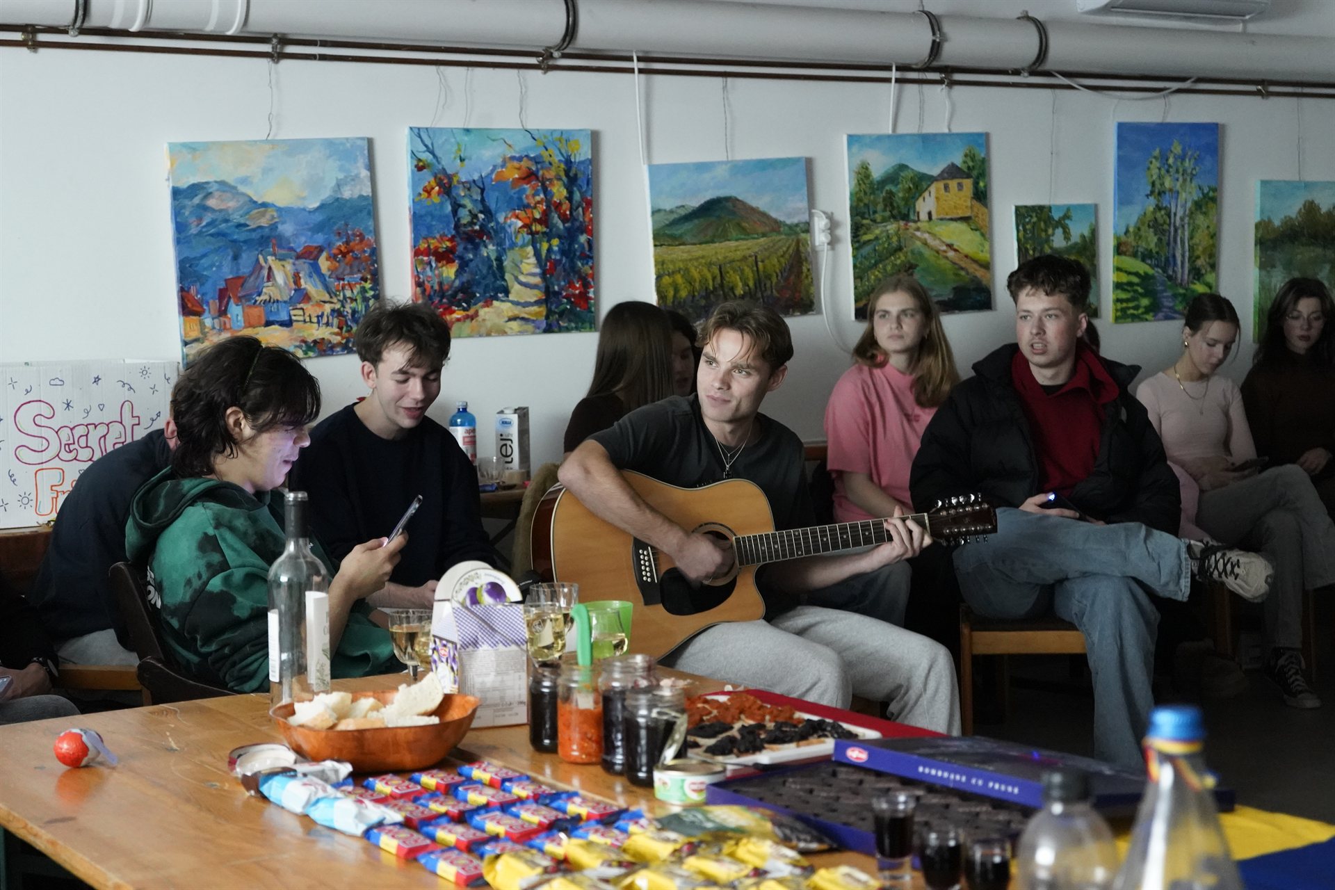 An evening with a guitar and shared snacks